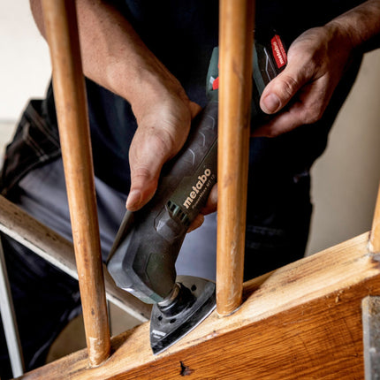 Metabo PowerMaxx MT 12 Outil multifonctions sans fil 12 V + 2x 2,0 Ah batterie + chargeur + kit accessoires de ponçage 18 pièces + metaBOX 145 ( 613089510 )