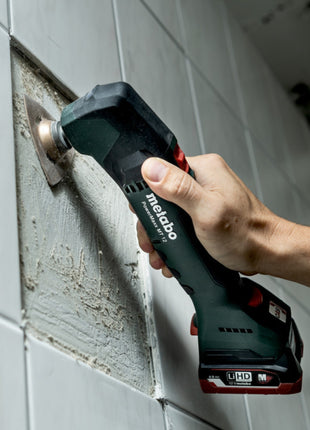 Metabo PowerMaxx MT 12 Outil multifonctions sans fil 12 V + 2x 2,0 Ah batterie + chargeur + kit accessoires de ponçage 18 pièces + metaBOX 145 ( 613089510 )