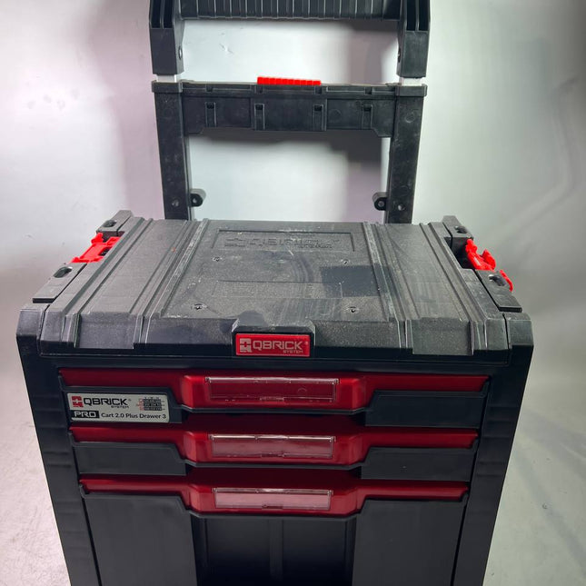 Qbrick System PRO Cart 2 0 Plus Drawer 3 mobile Box auf Raedern 520 x 415 x 660 mm 12 l 2x 4 5 l abnehmbarer Doppelteleskopgriff Beschaedigt 1 - toolbrothers