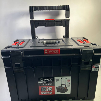 Qbrick System ONE Cart 2 0 Trolley 641 x 485 x 660 mm 52 l IP66 100 kg belastbar stapelbar mit Doppelteleskopgriff aus Aluminium Beschaedigt 0 - toolbrothers