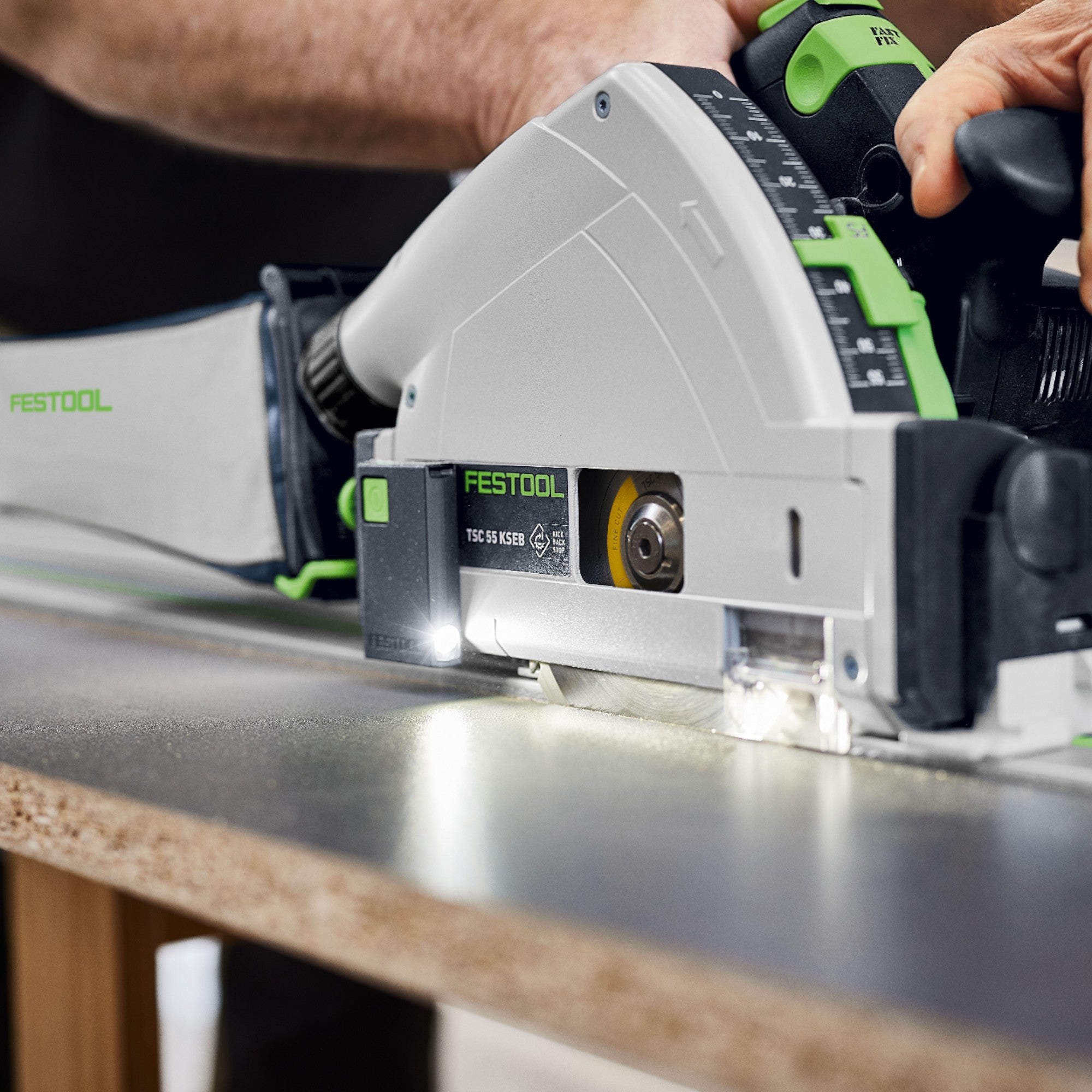 Festool Lichtmodul LM TS TSC 578591 zum schattenfreien Ausleuchten des rechten Saegebereichs deiner Tauchsaege 4 - toolbrothers
