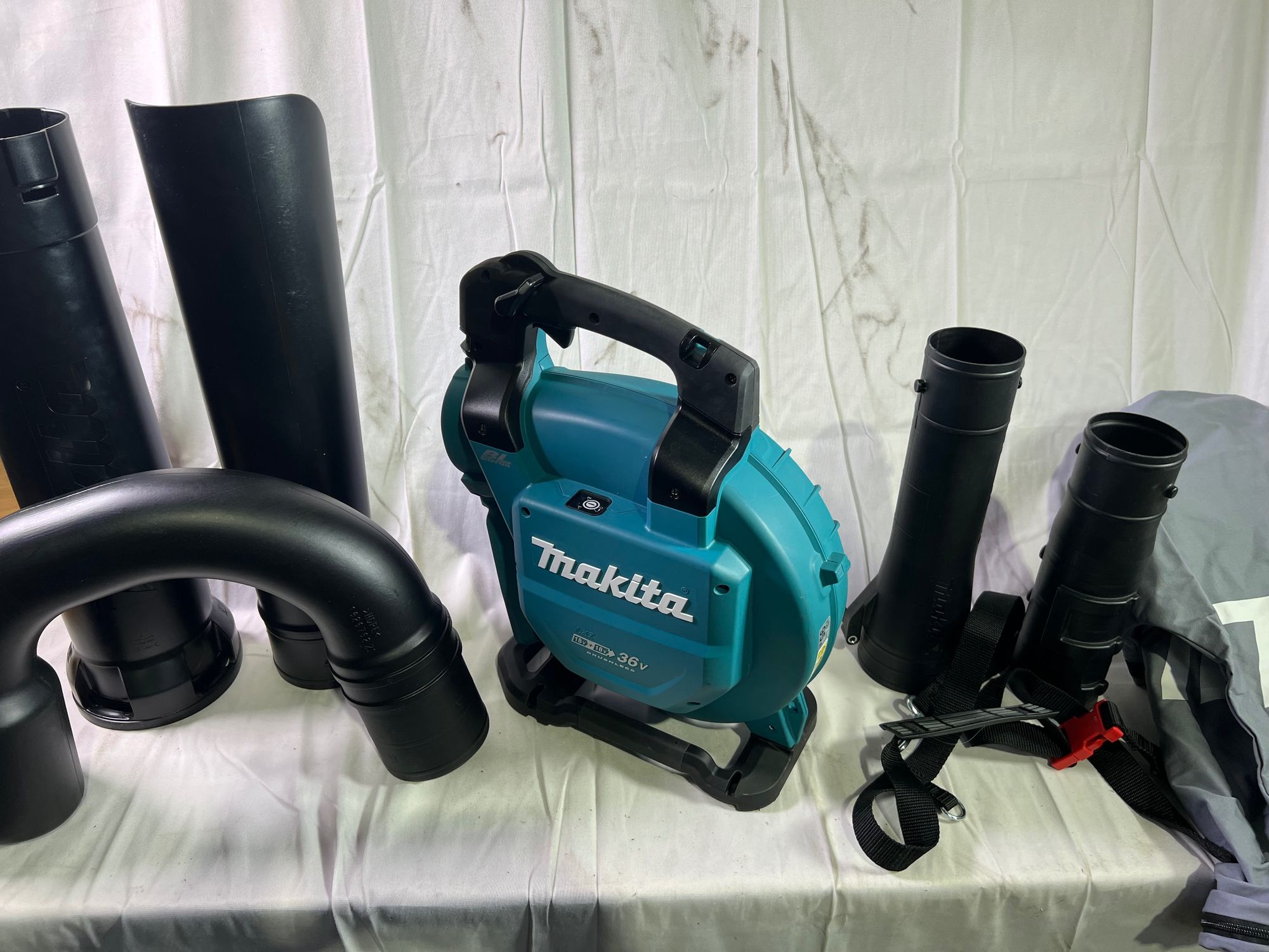 Makita DUB 363 ZV Akku Geblaese Laubsauger 36 V 2x 18 V Brushless Absaug Set ohne Akku ohne Ladegeraet Reparaturgeraet 0 - toolbrothers