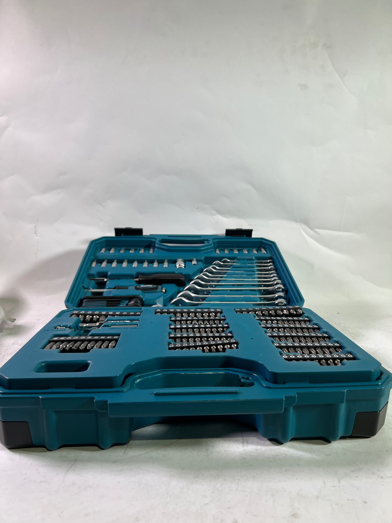 Makita E 17980 Werkzeug Set 231 tlg 5 16 1 4 1 2 Schraubendreher Ratsche Schraubenschluessel Bits Koffer Leicht Gebraucht 1 - toolbrothers