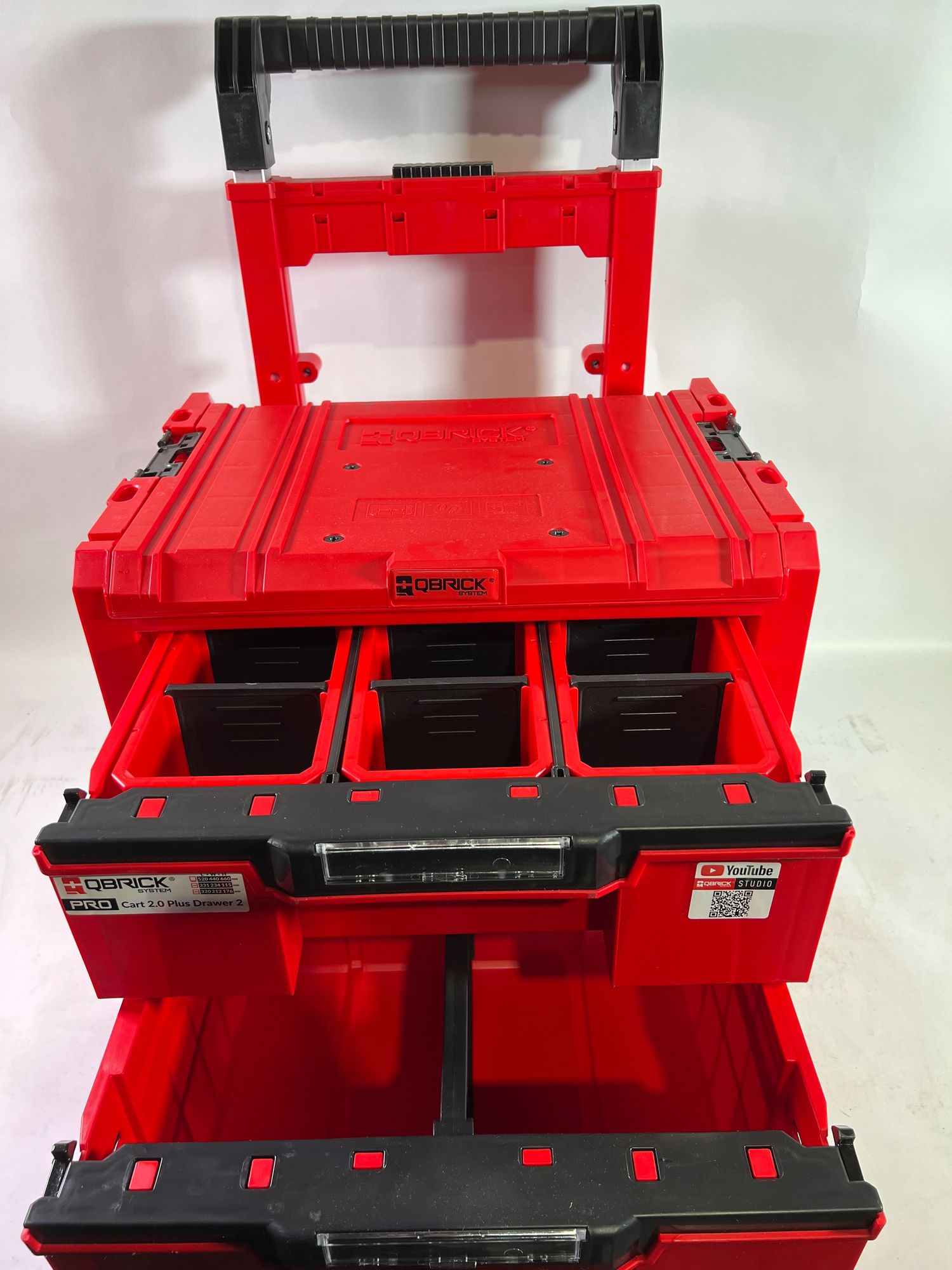 Qbrick System PRO Cart 2 0 Plus Drawer 2 Red Ultra HD Custom mobile Box auf Raedern 520 x 415 x 660 mm 9 5 l 12 l abnehmbarer Doppelteleskopgriff Beschaedigt 1 - toolbrothers