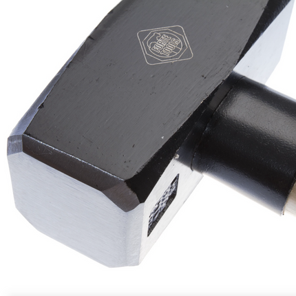 FORTE TOOLS Marteau avec manche en bois, poids de la tête 2000 g, marteau avec manche en bois, outil premium, forgé, double clavette annulaire, tête laquée (000051151043)
