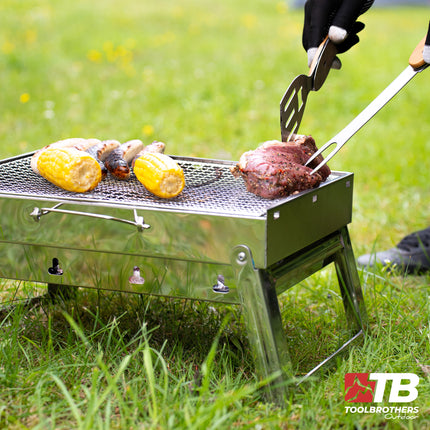 Toolbrothers Outdoor portable charbon de bois inox grill set pour le camping montage sans outils 43 x 29 x 23 cm argent + couverts de grill , gants de grill & pots de grill 8 pcs.