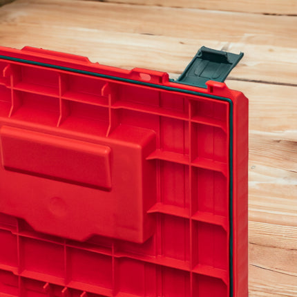 Qbrick System PRO Toolbox 2.0 RED ULTRA HD Custom Mallette à outils 450 x 260 x 240 mm 19 l empilable IP54 avec 3 compartiments et plateau de rangement